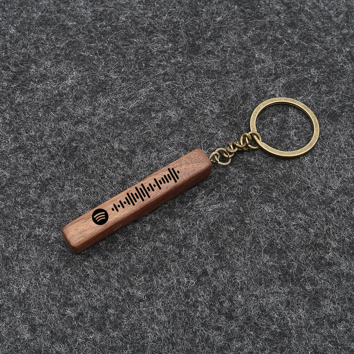 Spotify sleutelhanger gegraveerd met Spotify code en naam. Houten bar gemaakt van echt hout