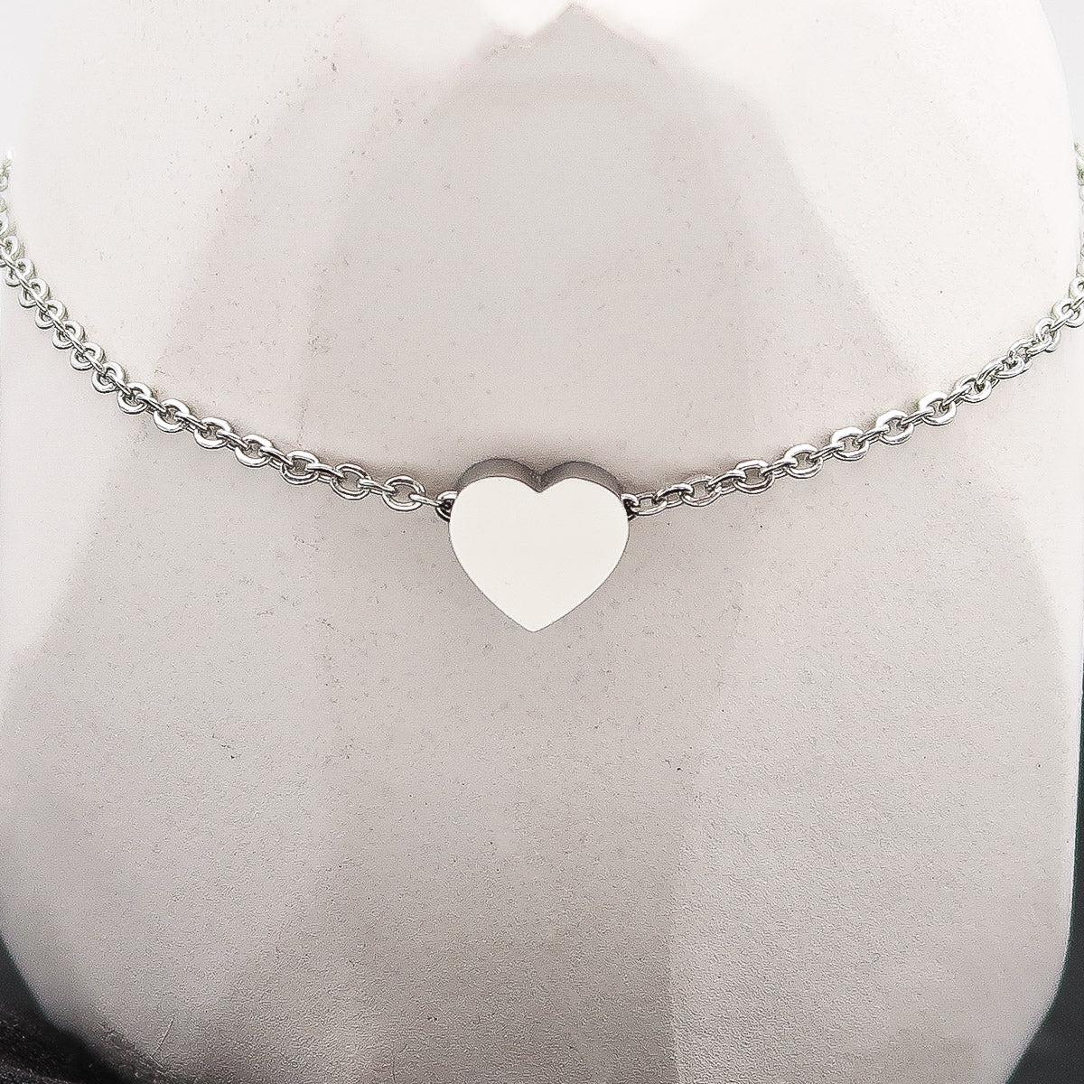 Hart ketting gegraveerd met gepersonaliseerde "Love" gravure van initialen, gemaakt van roestvrij staal, in goud, zilver of rosé